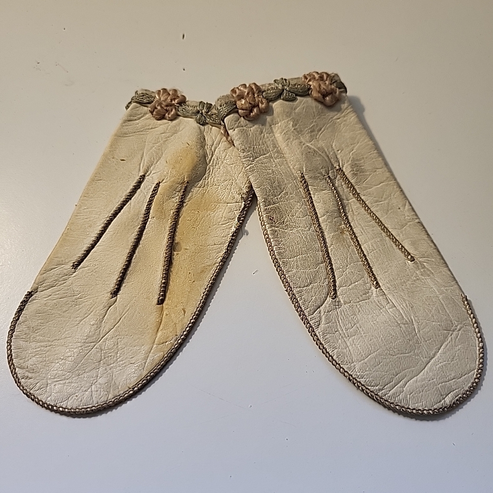 Vintage Cream Leather Gloves with Floral Trim